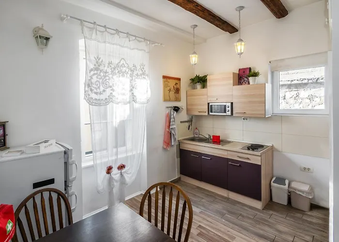 Bosa Apartment Split